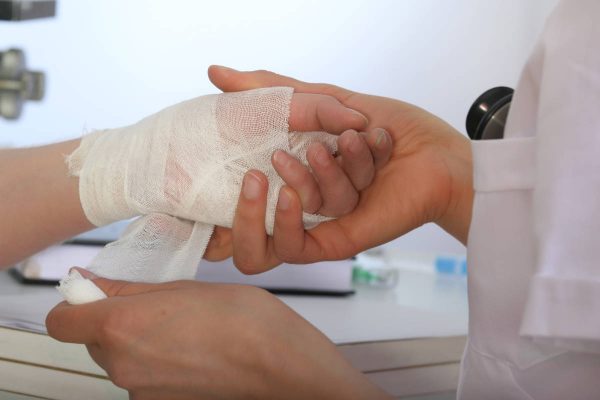 First-aid, applying a dressing for wounds on the hand